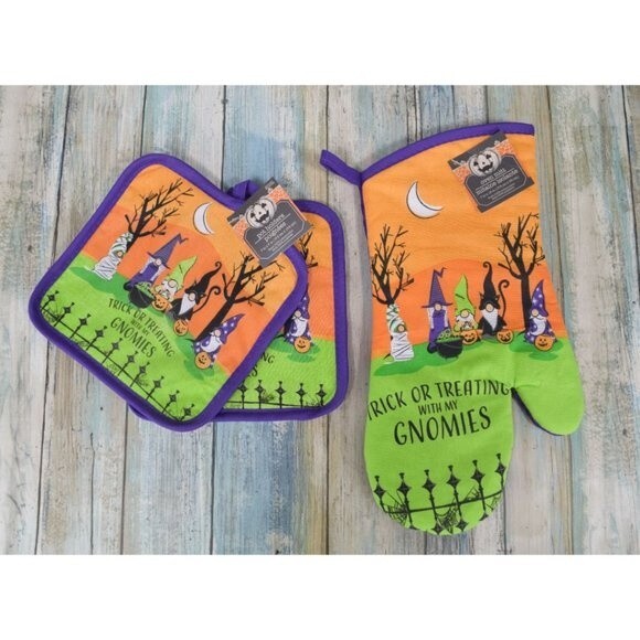 Halloween Gnome Oven Mitt Pot Holder Set NWT Kitchen Decor Trick Or Treating - Picture 1 of 4